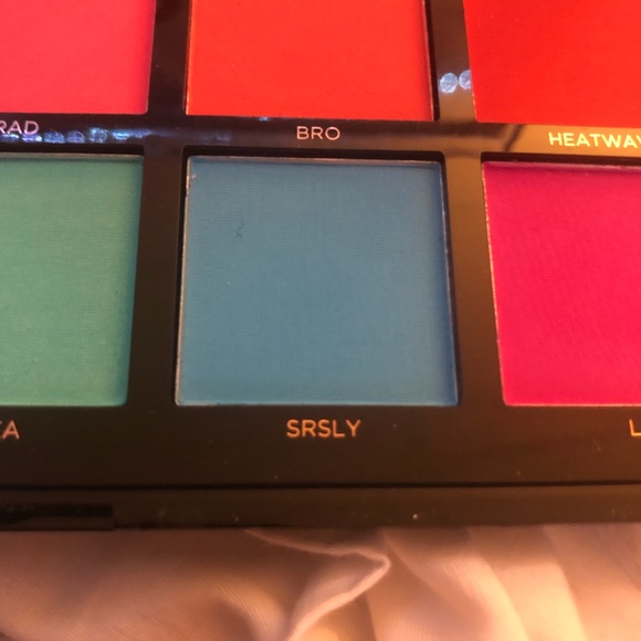 Profusion-NEON eye shadow palette - Picture 6 of 10